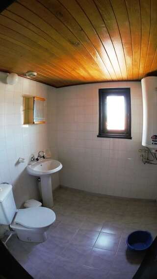 Гостевой дом Atanasovi House Шкорпиловци Четырехместный номер с собственной ванной комнатой-4