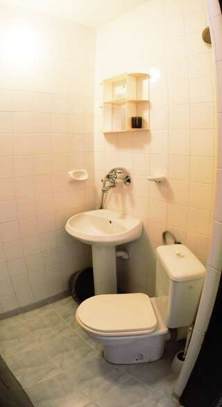 Гостевой дом Atanasovi House Шкорпиловци Четырехместный номер с собственной ванной комнатой-5